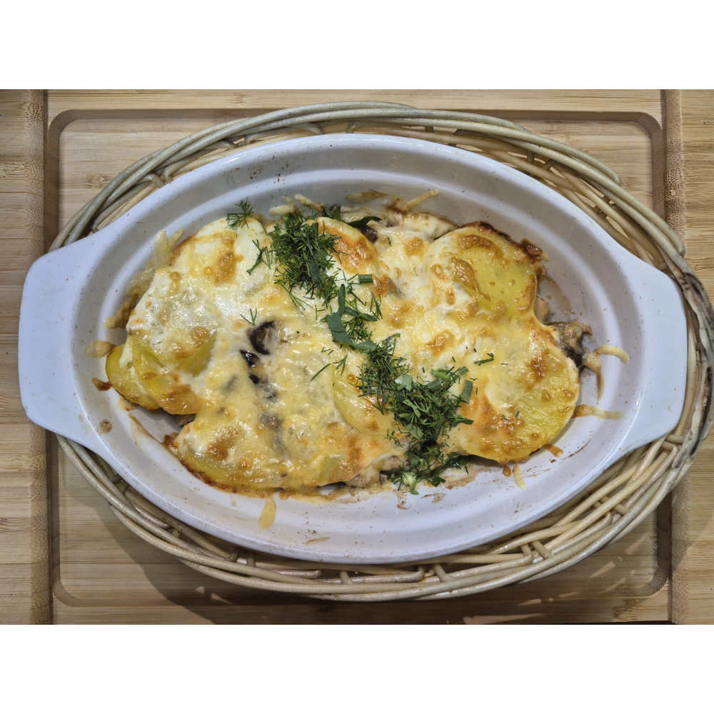 Курочка запеченная с сыром, грибами и картофелем